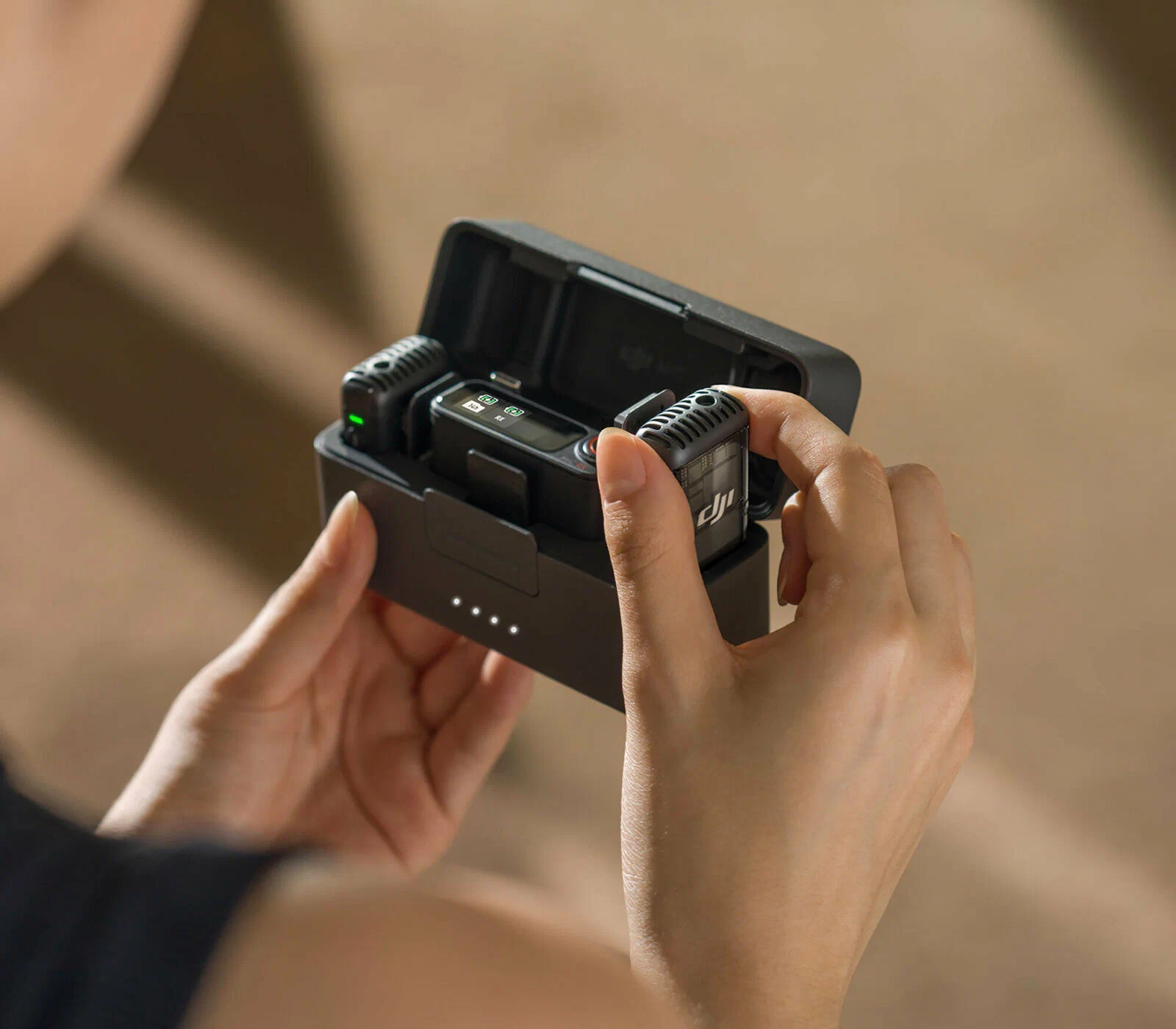 беспроводной микрофон dji mic 2 (2 tx + 1 rx + charging case) беспроводной микрофон dji mic 2 (2 tx + 1 rx + charging case)